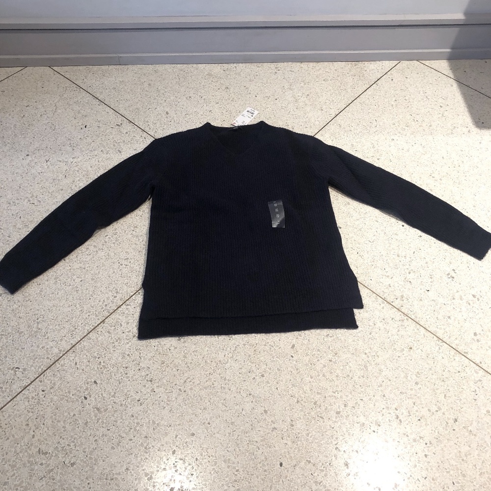 Uniqlo Navy Women's V-Neck Sweater NWT Size M